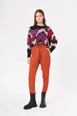 Pantalón color ladrillo de corte holgado, con cintura elastizada y cordón ajustable.