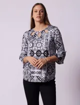 Blusa estampada de seda fría, marca Ruby Rd., con cuello redondo con aberturas y mangas 3/4 acampanadas.