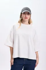 Remera blanca de corte amplio con mangas cortas anchas y cuello redondo.