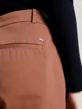 Pantalón chino de pierna recta de corte slim, confeccionado en algodón orgánico transpirable.