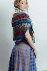 Falda midi de viyela 100% algodón, con diseño a cuadros en tonos azul y marrón.
