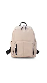 Mochila negra de nylon con cierre principal y dos bolsillos frontales con cierre.