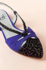 Bailarinas destalonadas con puntera de animal print y cuerpo de ante color violeta. Tiras finas con textura brillante. Plantilla interior de piel. Fabricadas en España.