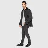 Chaqueta negra acolchada con diseño de rombos, cuello de pana y cierre frontal con botones a presión.