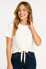 Remera color crema de algodón con bordados en el pecho y nudo en la cintura.