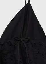 Top negro de algodón con tirantes finos, escote en V y bordado floral.