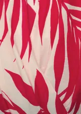 Vestido corto con estampado de hojas rojas sobre fondo blanco, corte cruzado, cuello camisero, manga corta y lazo en la cintura.