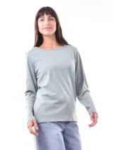 Remera de manga larga color verde grisáceo, con escote redondo y botones decorativos en el hombro.