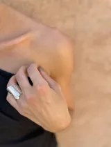 Anillo abierto de plata 925 con textura irregular.