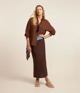 Pollera midi marrón de lino y viscosa, con cintura elastizada ajustable con cordón.