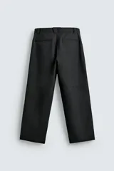Pantalón negro de corte recto, con bolsillos frontales tipo parche y bolsillos traseros de ojal.