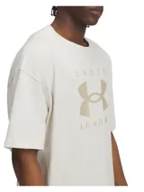 Remera color crema de corte holgado con logo de Under Armour estampado en el pecho.