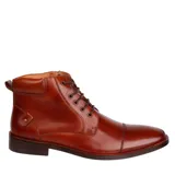 Bota de cuero color marrón con cordones, caña media y suela de goma.