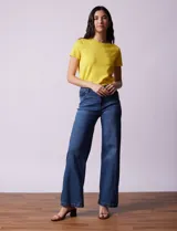 Jean baggy de tiro alto marca Baccini, corte wide leg, color azul denim. Cuenta con pretina con pasadores, botón y cierre. Delantera y trasera con bolsillos.
