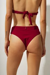 Bikini tiro alto color negro con textura acanalada.