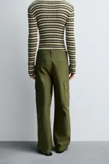 Pantalón cargo verde oliva de corte relaxed fit, confeccionado en tejido de algodón compacto con estructura twill. Cuenta con bolsillos frontales, traseros de vivo y bolsillos plastrón con solapa en las perneras.