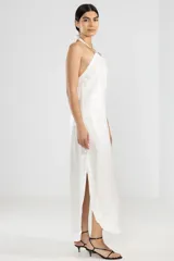 Vestido largo blanco de lino con hilo metalizado, corte recto y escote halter con cordón ajustable y detalle de insignia de tigre removible.