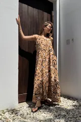 Vestido largo color camel con estampado abstracto en negro, blanco y rosa.