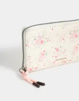 Billetera negra de cuerina con cierre y puller del mismo material. Tiene tag en relieve y monedero interno con cierre.