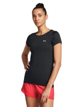 Remera deportiva Under Armour de mujer, color negro, con logo estampado en el pecho. Confeccionada en tejido HeatGear® Armour que absorbe el sudor y se estira para facilitar el movimiento.