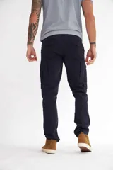 Pantalón cargo azul marino de corte recto con múltiples bolsillos y cierre de botón y cremallera.