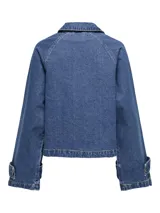 Chaqueta corta de jean azul con cuello clásico, cierre abotonado, bolsillos frontales y mangas largas con puños anchos.