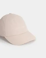 Gorra de béisbol color rosa pálido con bordado frontal que dice "GET UP & TRAVEL".