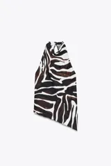 Top de cuello halter fluido y manga sisa con estampado de cebra en tonos marrones. Bajo asimétrico y cierre en el cuello con abertura y botón.