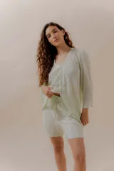 Conjunto de camisa de manga larga con botones y short con cintura elástica, ambos de tejido liviano acanalado color verde menta.