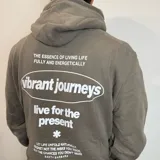 Canguro blanco con capucha y cordones ajustables, puños y cintura acanalados. Estampado en la espalda con un sol, olas y la frase "Chasing the waves Santa Barbara".