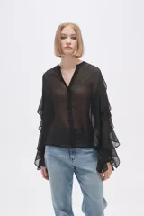 Camisa color crudo de poliéster con cuello mao y mangas largas con volados.