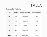 Conjunto de top halter y minifalda con volados, ambos con estampado de lunares blancos sobre fondo negro.