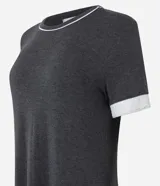 Camisón manga corta confeccionado en viscosa más sostenible, color gris con detalles contrastantes en blanco en cuello y mangas.