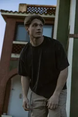 Remera negra con efecto acid wash, corte oversize y mangas cortas.