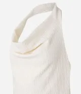 Blusa color crema de tela texturizada, con espalda abierta y escote drapeado.