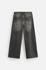 Pantalón de jean negro de corte amplio, con cinco bolsillos, efecto lavado y cierre frontal con cremallera y botón.