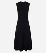 Vestido sin mangas, largo midi, color celeste claro, con escote redondo y corte evasé. Presenta breteles anchos y cierre trasero con cremallera.