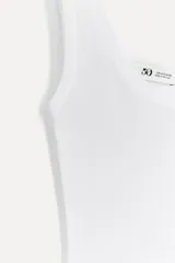 Camiseta blanca de tirantes confeccionada en algodón.