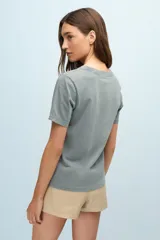 Remera gris con cuello redondo y estampado de copas de cóctel con la frase "Cocktail Club".