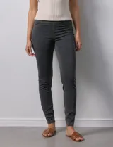 Jegging de denim azul claro, corte slim fit, con pretina elastizada, bolsillos delanteros simulados y bolsillos traseros aplicados. Marca Zac & Rachel.