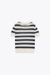 Top de punto celeste con rayas horizontales en azul. Tiene cuello redondo y mangas cortas.