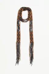 Collar largo tipo telar de canutillos color marrón y negro con diseño geométrico y flecos.
