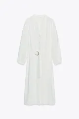 Vestido midi blanco de crepe con cuello redondo y escote pico, manga larga con puños y cinturón de la misma tela con hebilla metálica. Cierre frontal con botones metálicos.