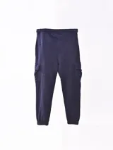 Pantalón de jogging azul marino con cintura elástica ajustable con cordón, bolsillos laterales y bolsillos cargo con solapa en los muslos.