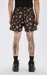 Short de baño negro con estampado de tatuajes tradicionales americanos.