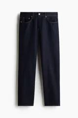 Pantalón de jean azul oscuro, de corte recto y tiro medio, con bolsillos delanteros y traseros.