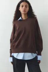 Sudadera azul de cuello redondo y manga larga con acabados en rib.