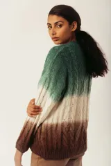 Saco largo de punto con diseño degradé en tonos verde, blanco y marrón.