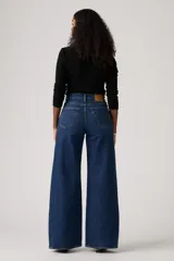 Pantalón de jean de tiro alto, corte wide leg y color azul oscuro.