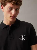 Chomba negra de piqué de algodón elástico, corte regular, con cuello clásico, tapeta de dos botones y logo bordado de Calvin Klein en el pecho.